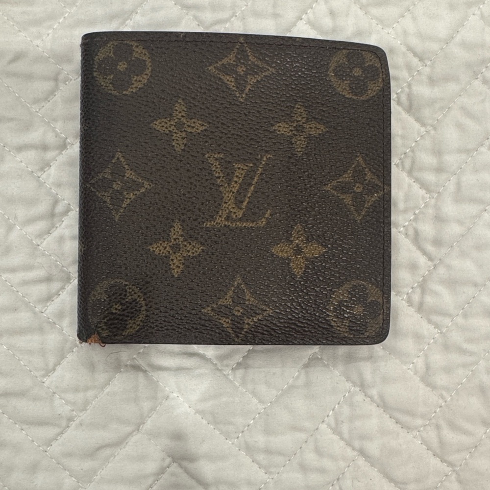 100% AUTHENTIC Louis Vuitton Black and Brown Monogram wallet.